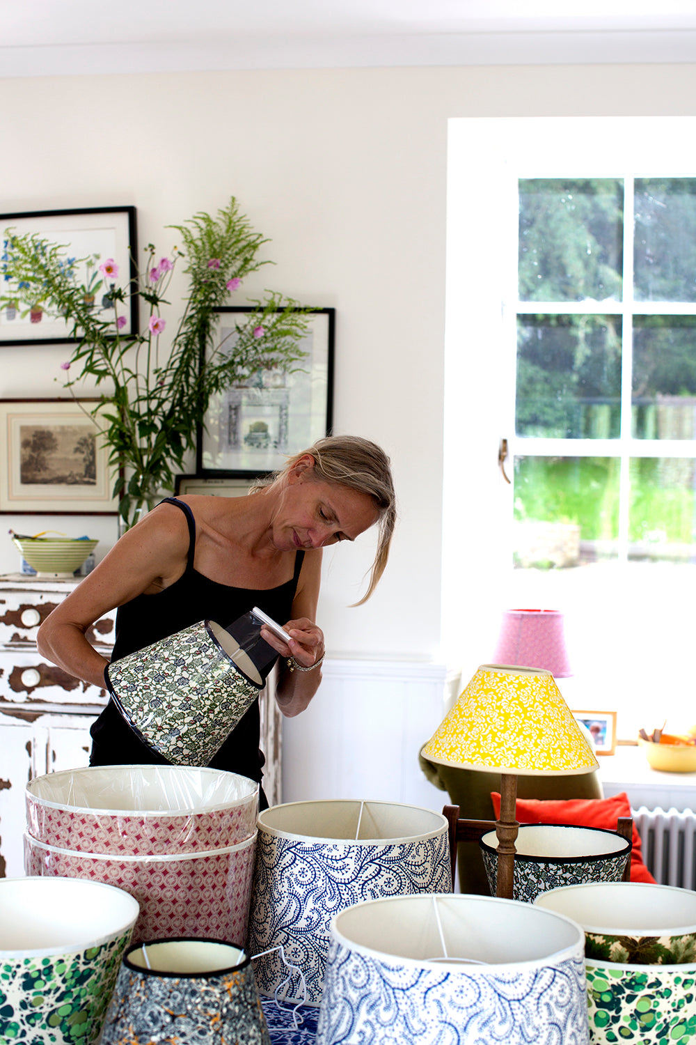 Rosi de Ruig hand making patterned paper lampshades
